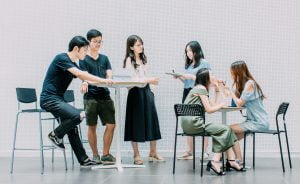Anak muda yang tengah melakukan kegiatan Networking atau membangun relasi dengan teman atau orang lain dalam rangka meningkatkan peluang untuk diterima di dunia kerja.