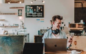 membangun personal branding di sosial media menjadi salah satu cara untuk memperbesar kesempatan di terima kerja setelah lulus.