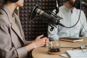 Membuat podcast di aplikasi anchor atau spotify bersama teman dengan tema ramadhan