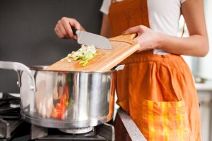 Memasak menu favorit untuk berbuka puasa dalam rangka mengisi kegiatan ngabuburit selama bulan Ramadhan.