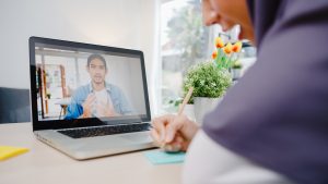 Mengisi bulan Ramadhan dengan mengikuti kajian secara online melalui youtube atau live streaming.