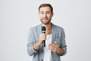 Menguasai public speaking bisa membuat karirmu makin moncer.